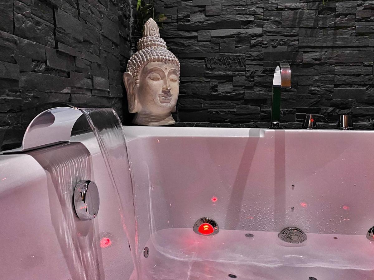 Suite Jacuzzi Privatif Plage Des Catalans Marselha Exterior foto
