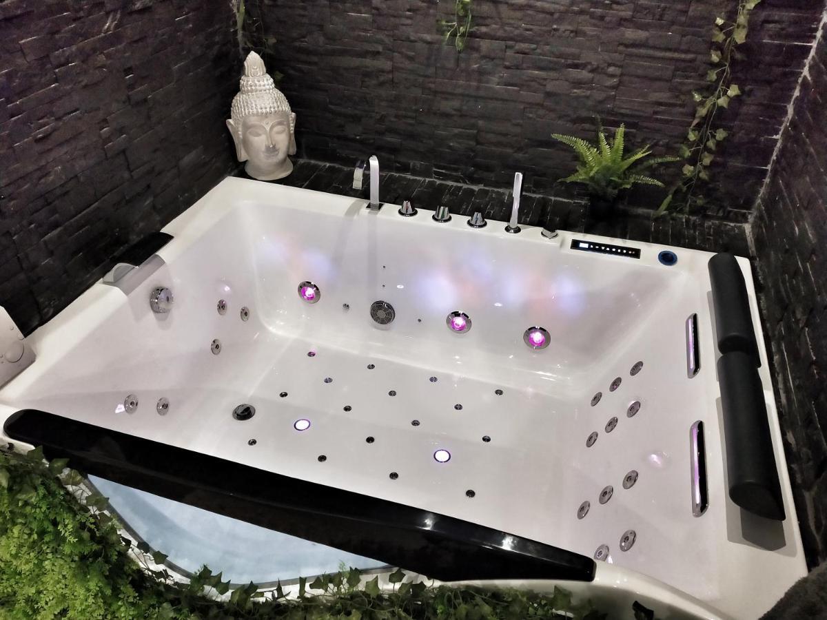 Suite Jacuzzi Privatif Plage Des Catalans Marselha Exterior foto