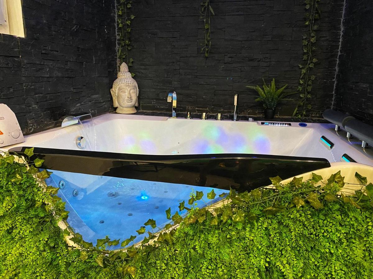 Suite Jacuzzi Privatif Plage Des Catalans Marselha Exterior foto